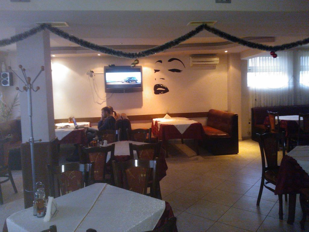 Hotel Tsarevets Asenovgrad Bagian luar foto