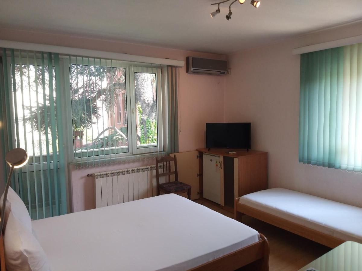 Hotel Tsarevets Asenovgrad Bagian luar foto