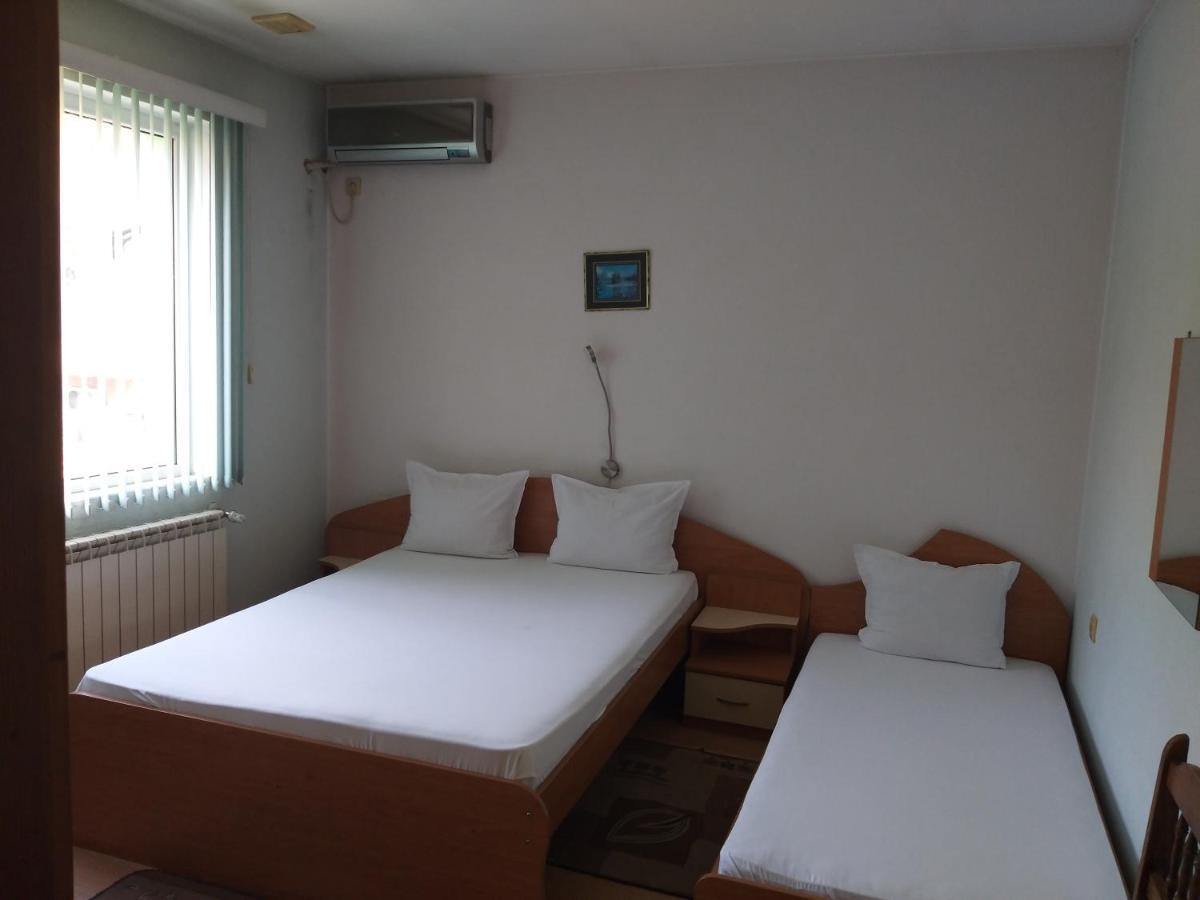 Hotel Tsarevets Asenovgrad Bagian luar foto